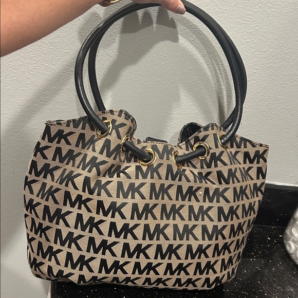 Michael Kors Black and Cream Shoulder Bag - Picture 4 of 4
